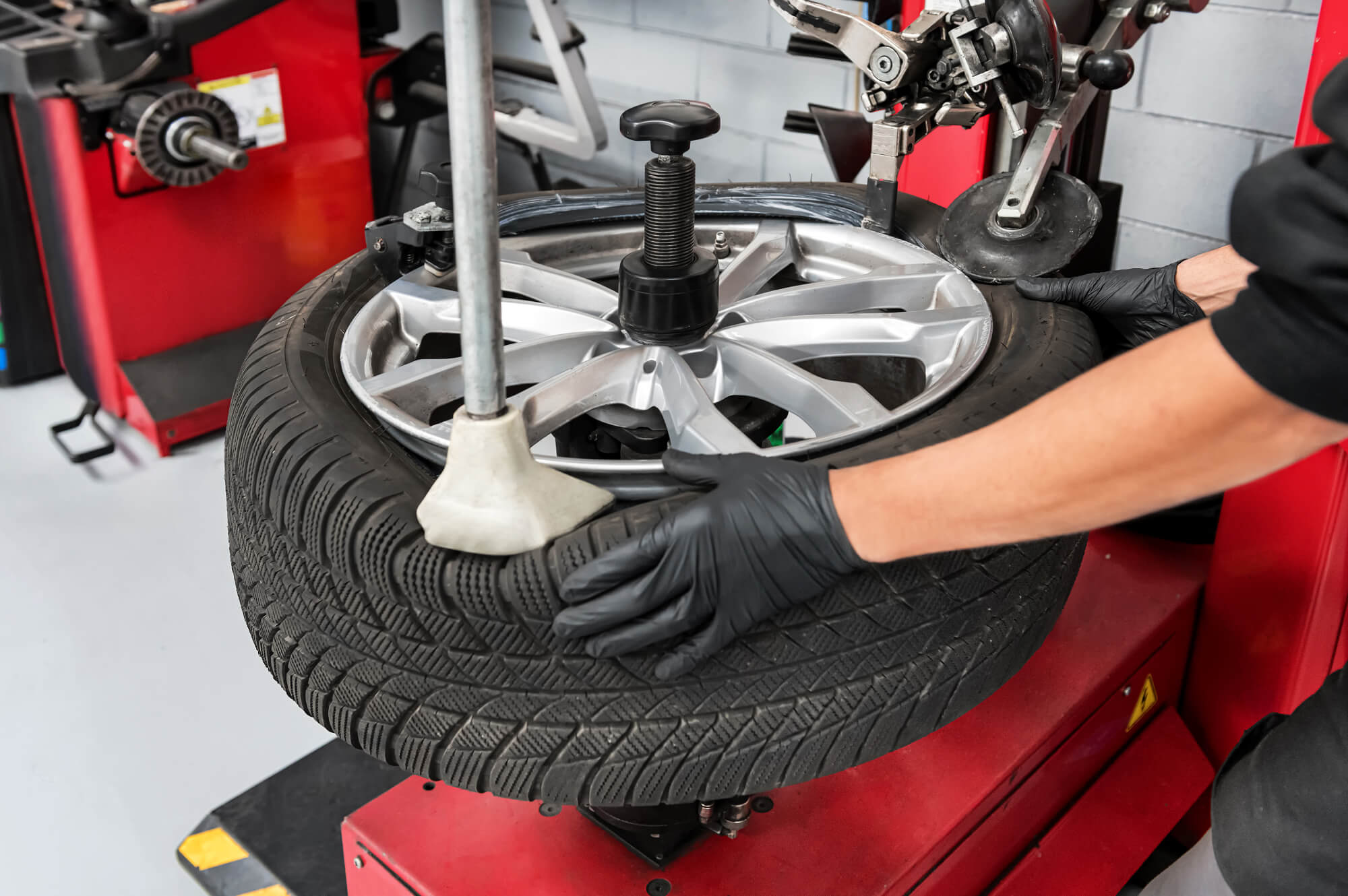 mechanic removing tire from wheel 2023 11 27 04 51 49 utc